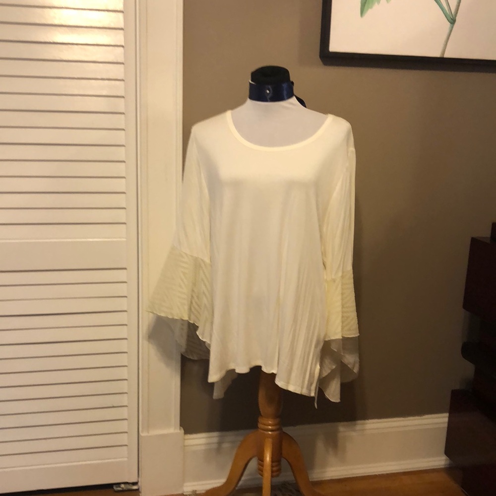 Kim & Cami  off  white bell sleeve long tunic top.